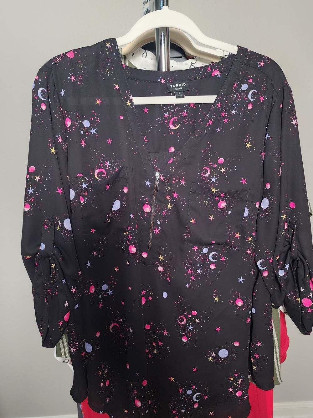 Torrid Harper Blouse Size 2 Black Pink Moon Stars Celestial Print - Picture 2 of 7